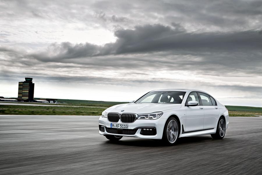  BMW 750Li xDrive M Sport 2015 года  (фото 16 из 22)